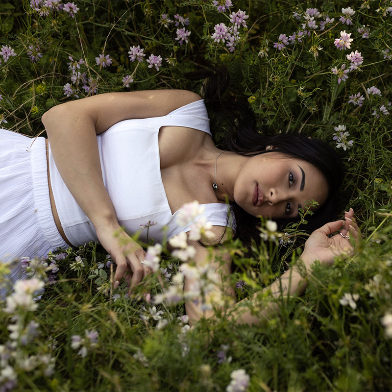Séance portrait en immersion dans un champ de fleurs