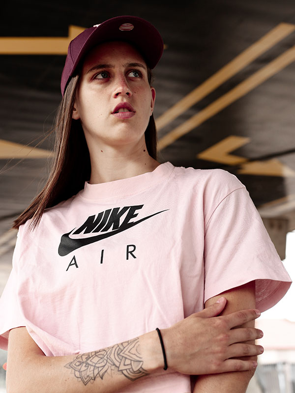 Jeune femme en Top Nike Air rose