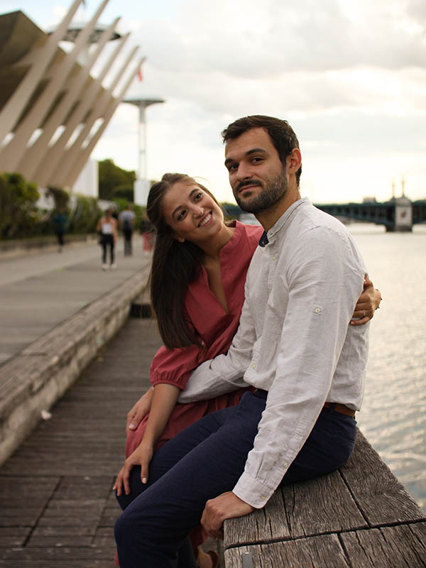 Couple amoureux sur les quais du Rhône