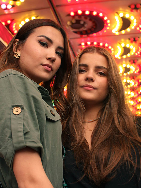 Portrait de deux jeunes femmes sous la lumière des néons
