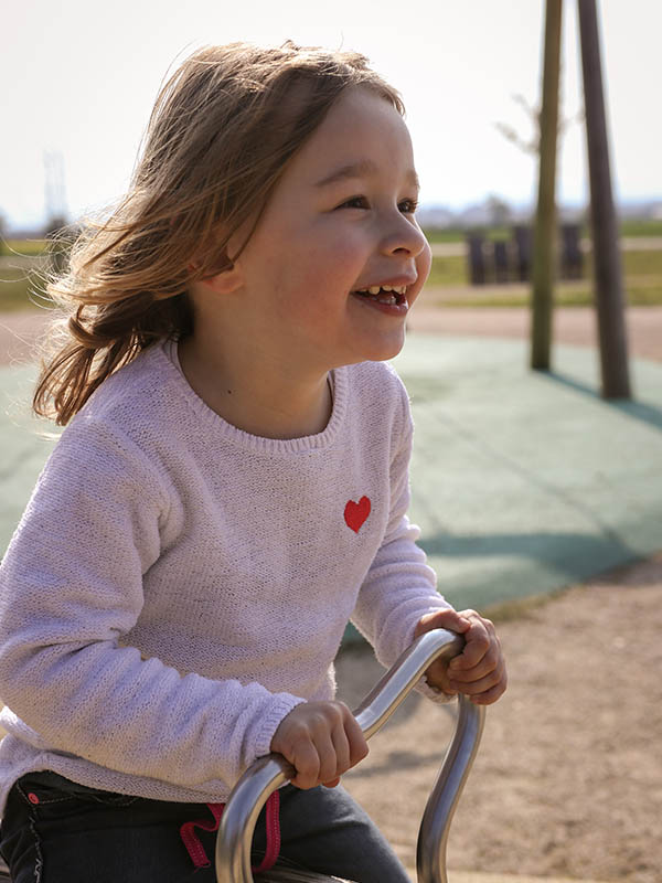Petite fille souriante dans un parc