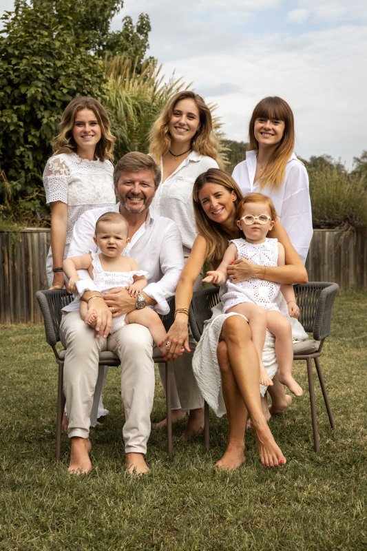 Grande famille réunie dans leur jardin