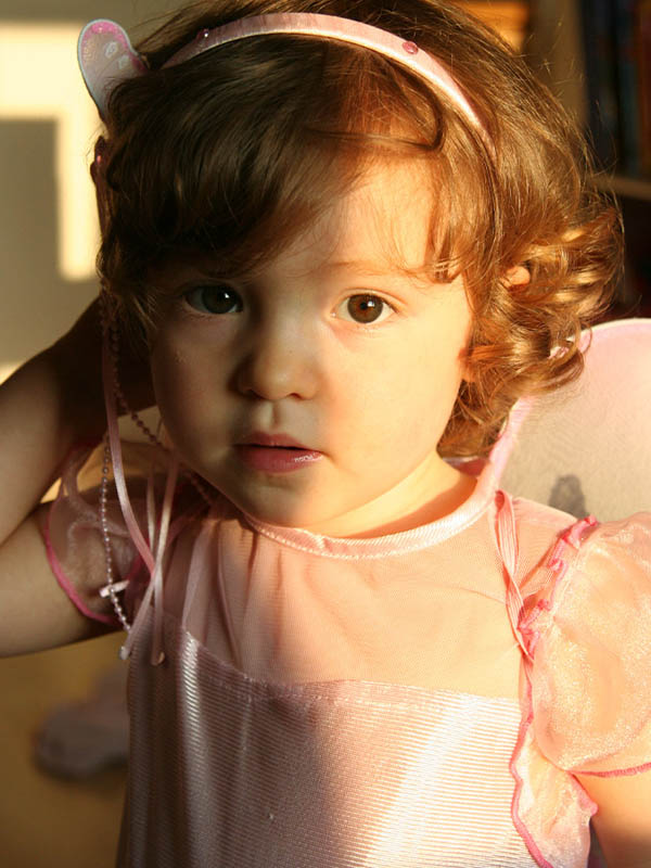 Portrait d\une petite fille déguisée en fée