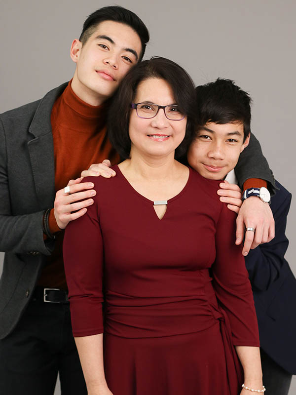 Mère et ses 2 fils en studio photo