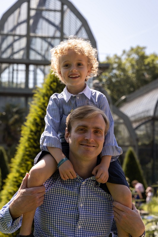 Père avec son fils sur les épaules
