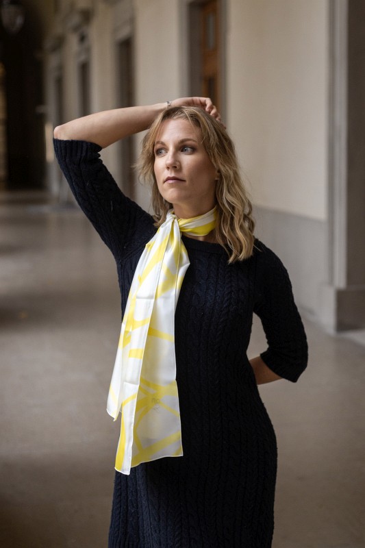 Shooting produit avec Justine - Foulard en soie jaune - Photo 2