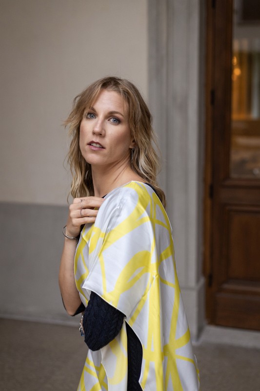 Shooting produit avec Justine - Foulard en soie jaune - Photo 3