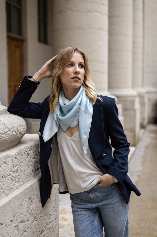 Shooting produit avec Justine - Foulard en soie bleu clair - Photo 1