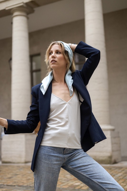 Shooting produit avec Justine - Foulard en soie bleu clair - Photo 3