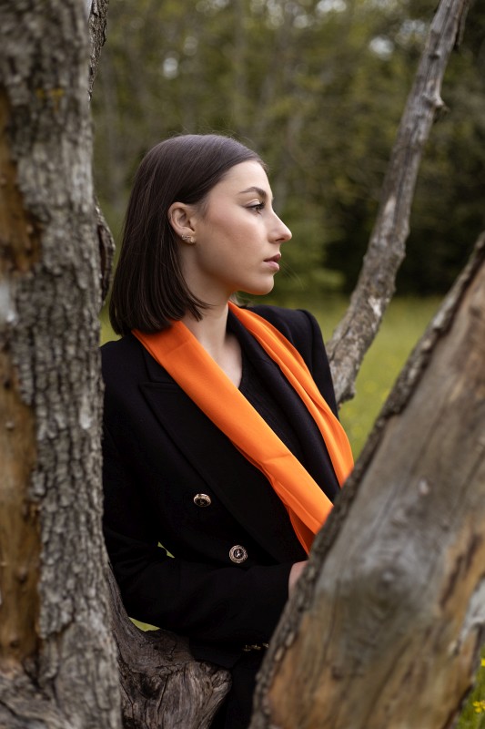 Shooting produit avec Léa - Foulard en soie orange - Photo 1