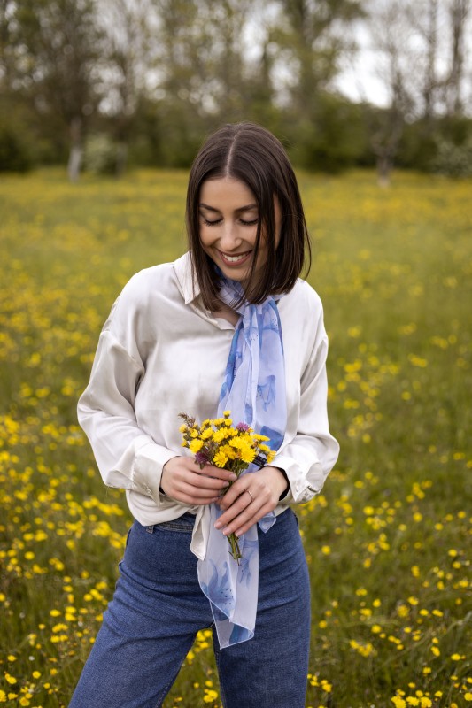 Shooting produit avec Léa - Foulard en soie bleu - Photo 1