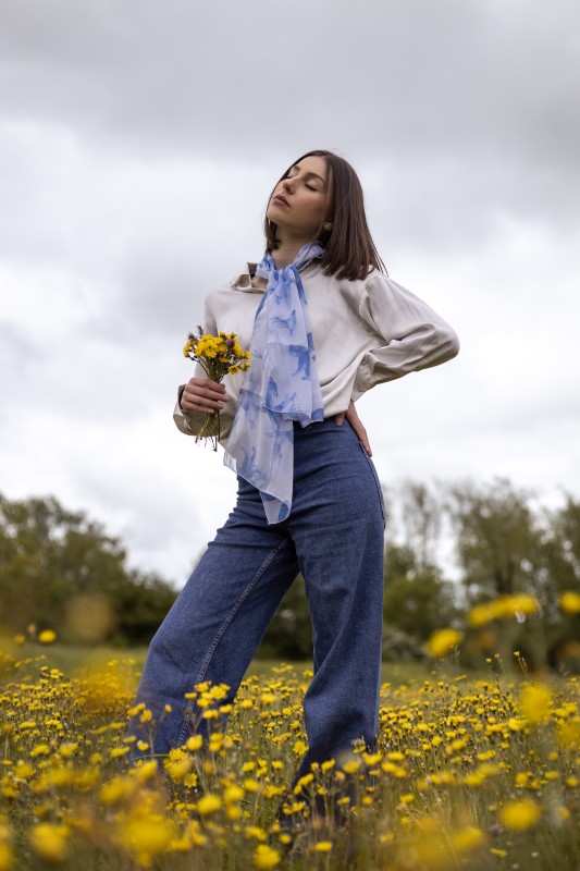 Shooting produit avec Léa - Foulard en soie bleu - Photo 2