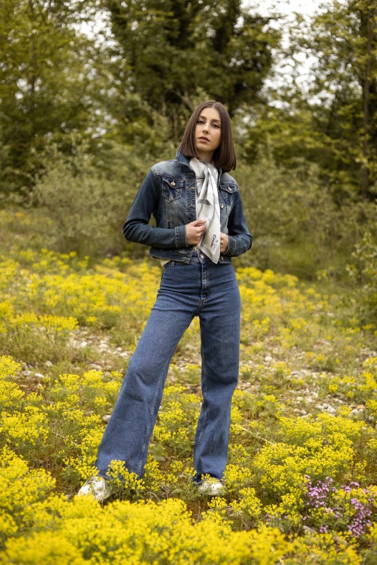 Shooting produit avec Léa - Foulard en soie gris - Photo 1