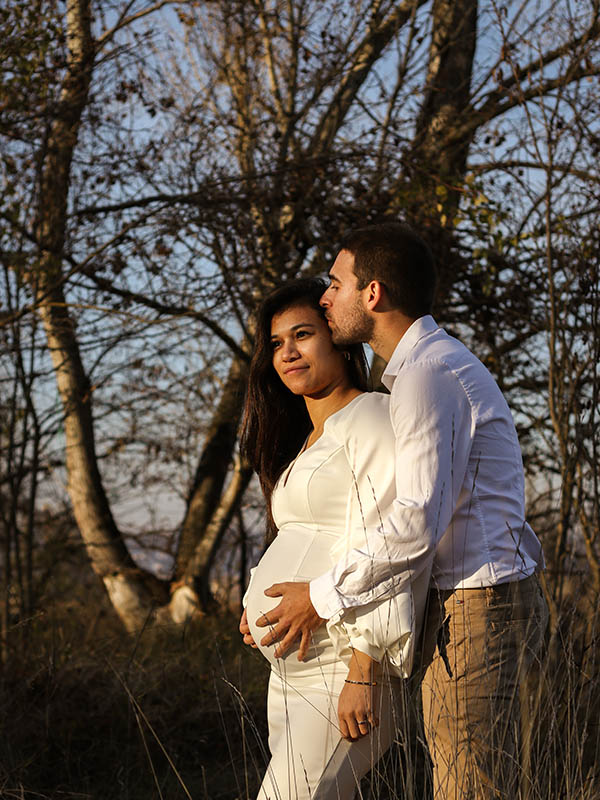 Femme enceinte avec son mari lors d'une séance photo au Parc de Miribel