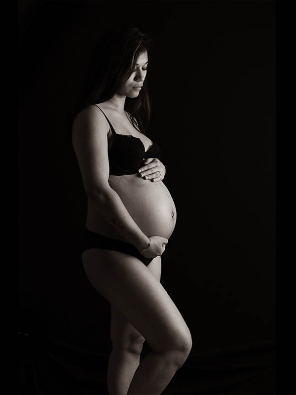 Photo en noir et blanc d'une femme enceinte de profil
