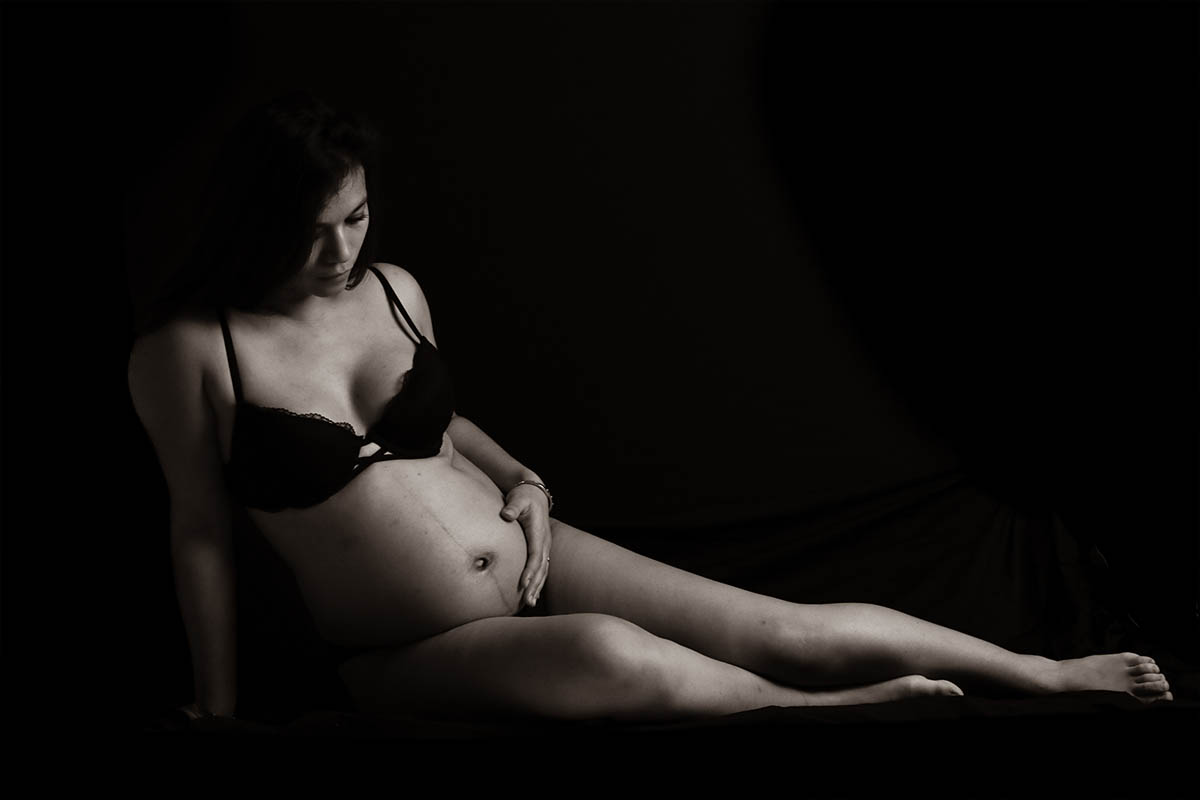 Photo de grossesse en studio pour mettre en valeur le ventre arrondi