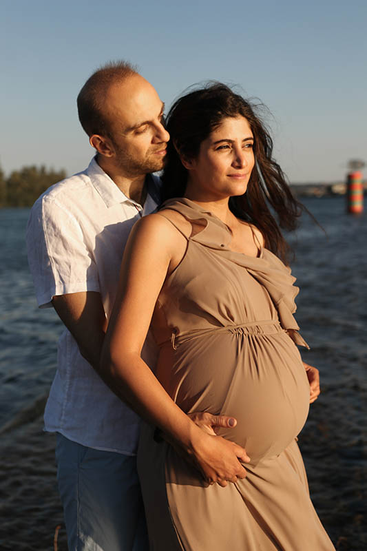 Couple avec femme enceinte au bord du Rhône