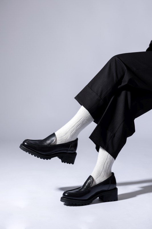 Modèle Etoile - Pantalon noir et chaussettes blanches