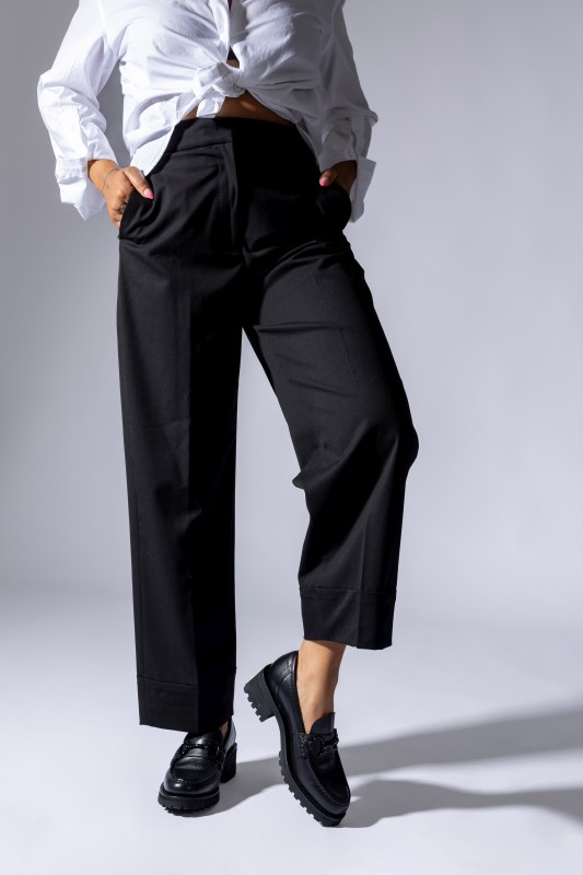 Modèle Olympia - Pantalon noir et chemise blanche