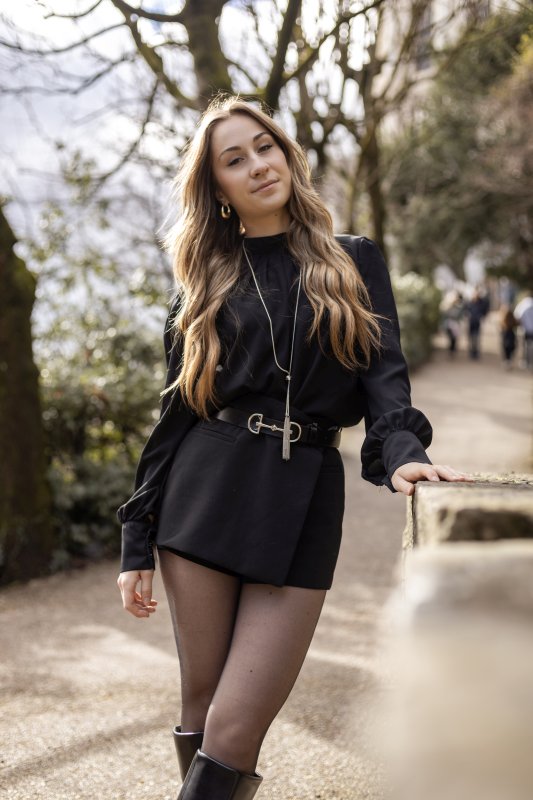 Jeune femme vers la Basilique de Fourvière