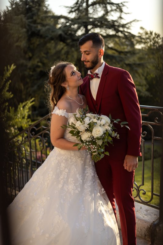 Couple de mariés avec leur bouquet de fleurs