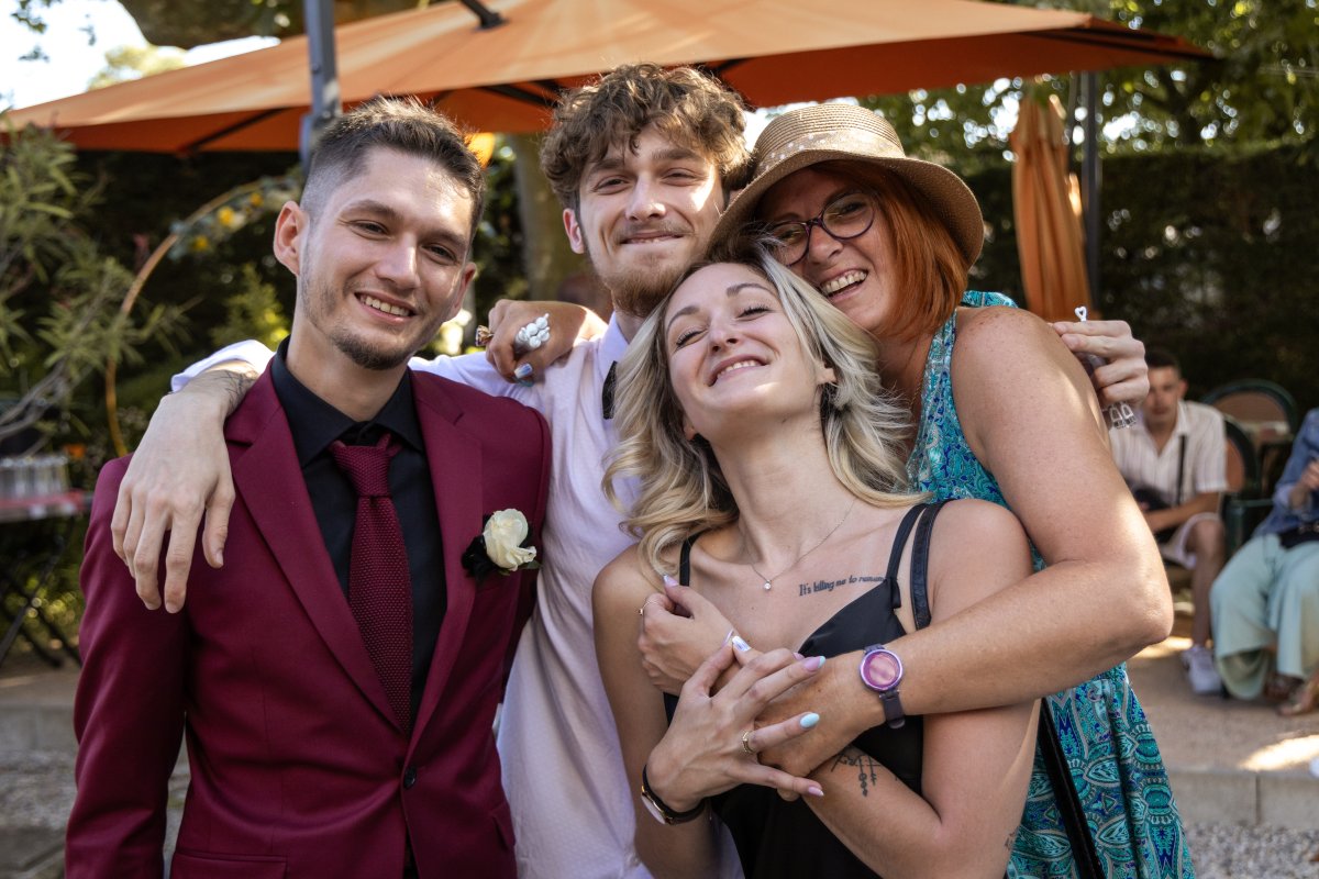 Photo de groupe du marié et sa famille