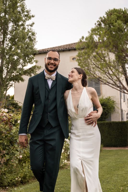 Couple de mariés se tenant par la taille