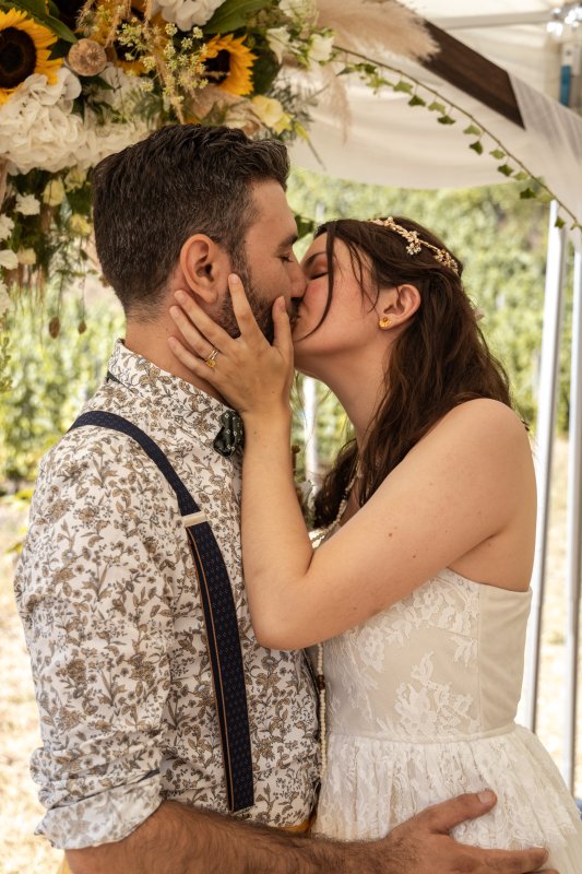 Le moment bisous pendant la cérémonie