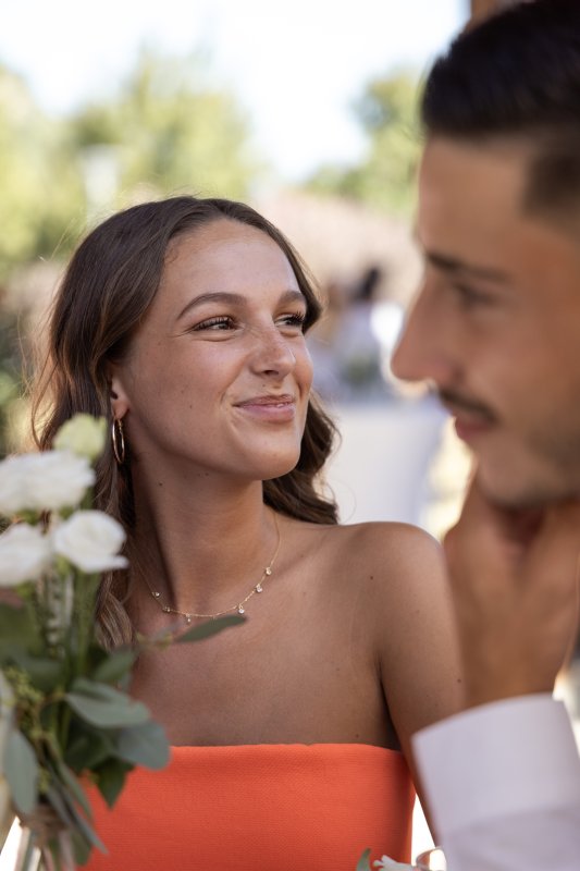 Invitée souriante pendant le cocktail