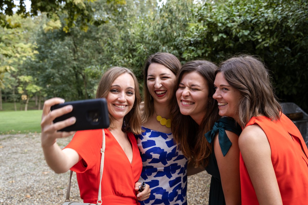 Groupe de jeune femmes se prennent en photo en selfie