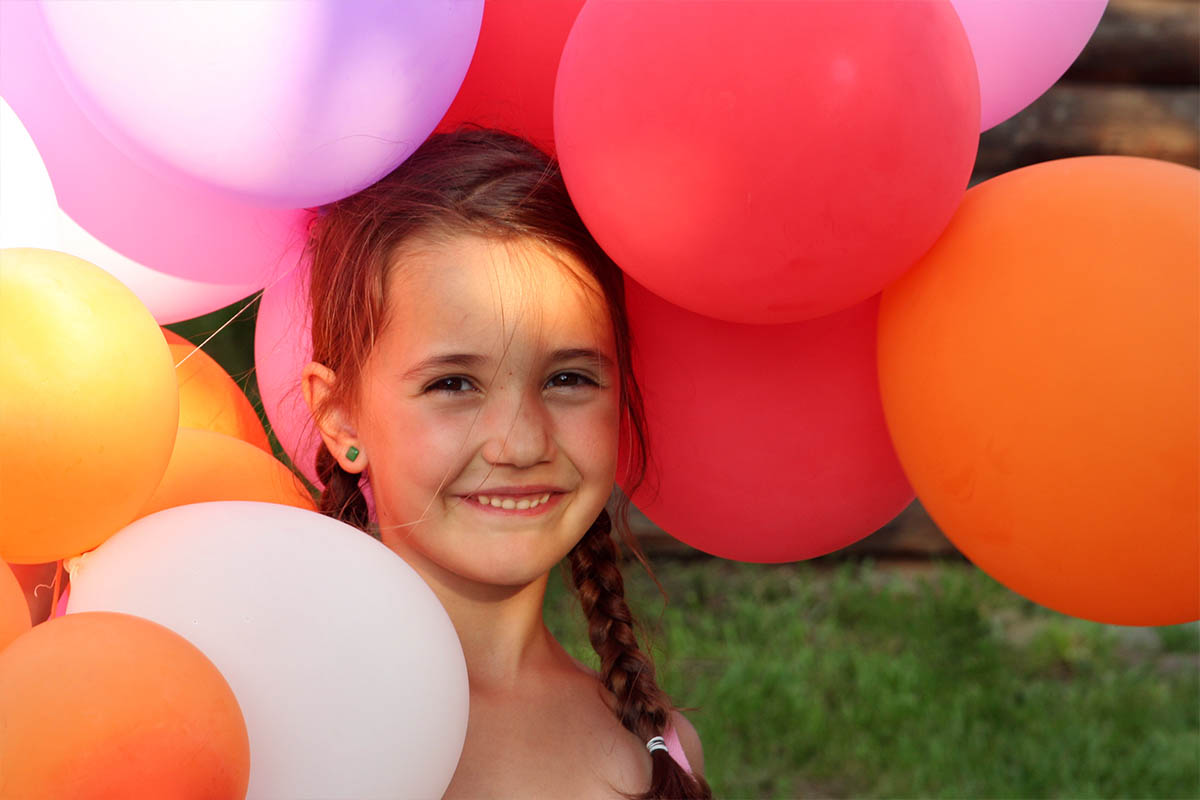 Portrait jeune fille entourée de ballons de baudruches
