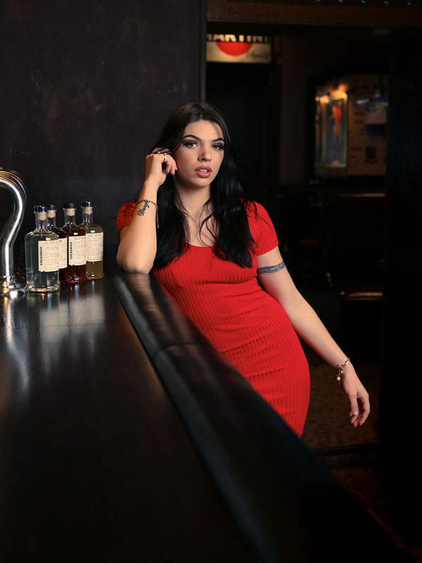 Séance photo dans un bar lyonnais avec Mia - Exemple 1
