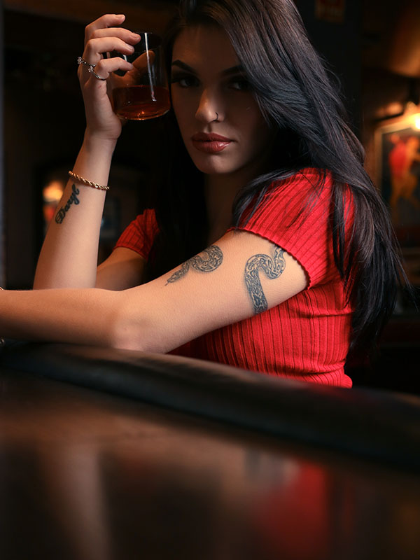 Séance photo dans un bar lyonnais avec Mia - Exemple 6