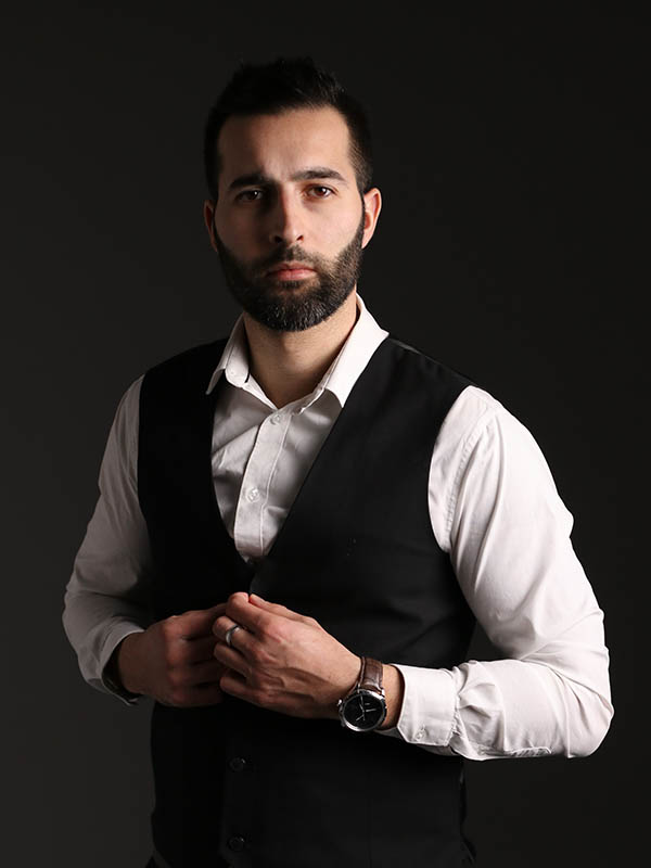 Homme avec gilet et chemise en studio photo