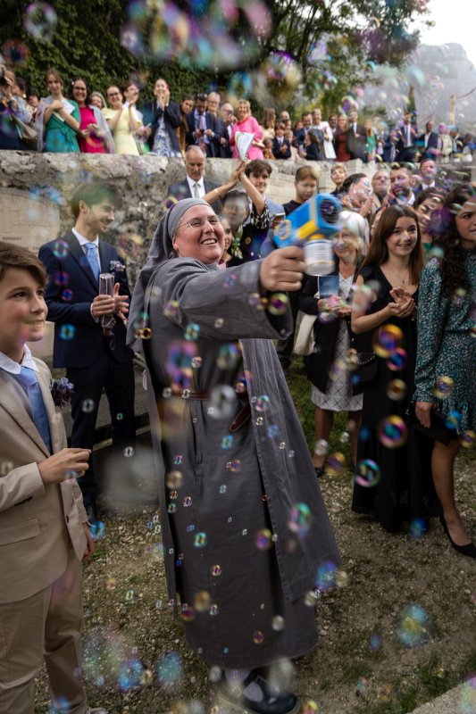 Sortie d'Eglise sous les bulles de savon