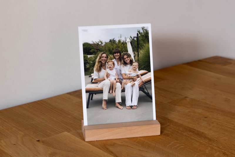 Tirage rigide sur son support en bois, au format portrait