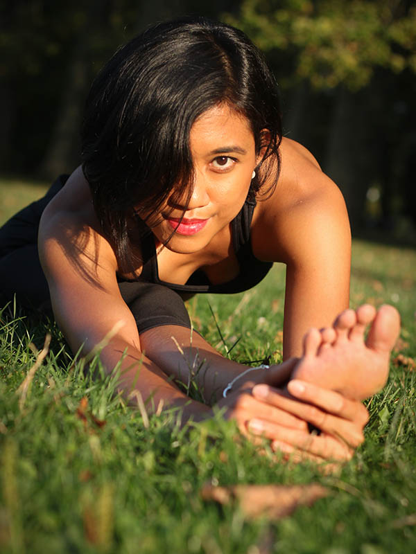 Portrait d'une jeune femme en pleine séance de Yoga
